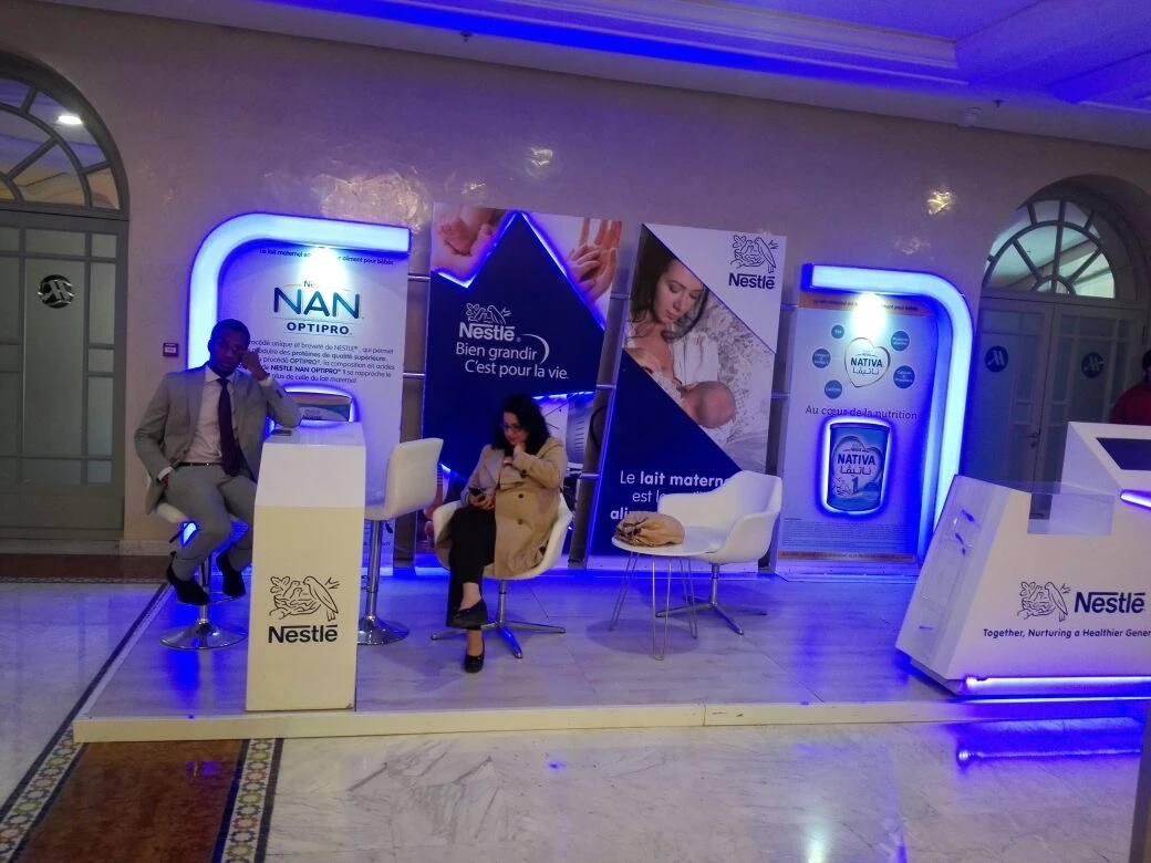 Stand institutionnel Nestlé avec mobilier d’accueil, signalétique et éclairage intégré