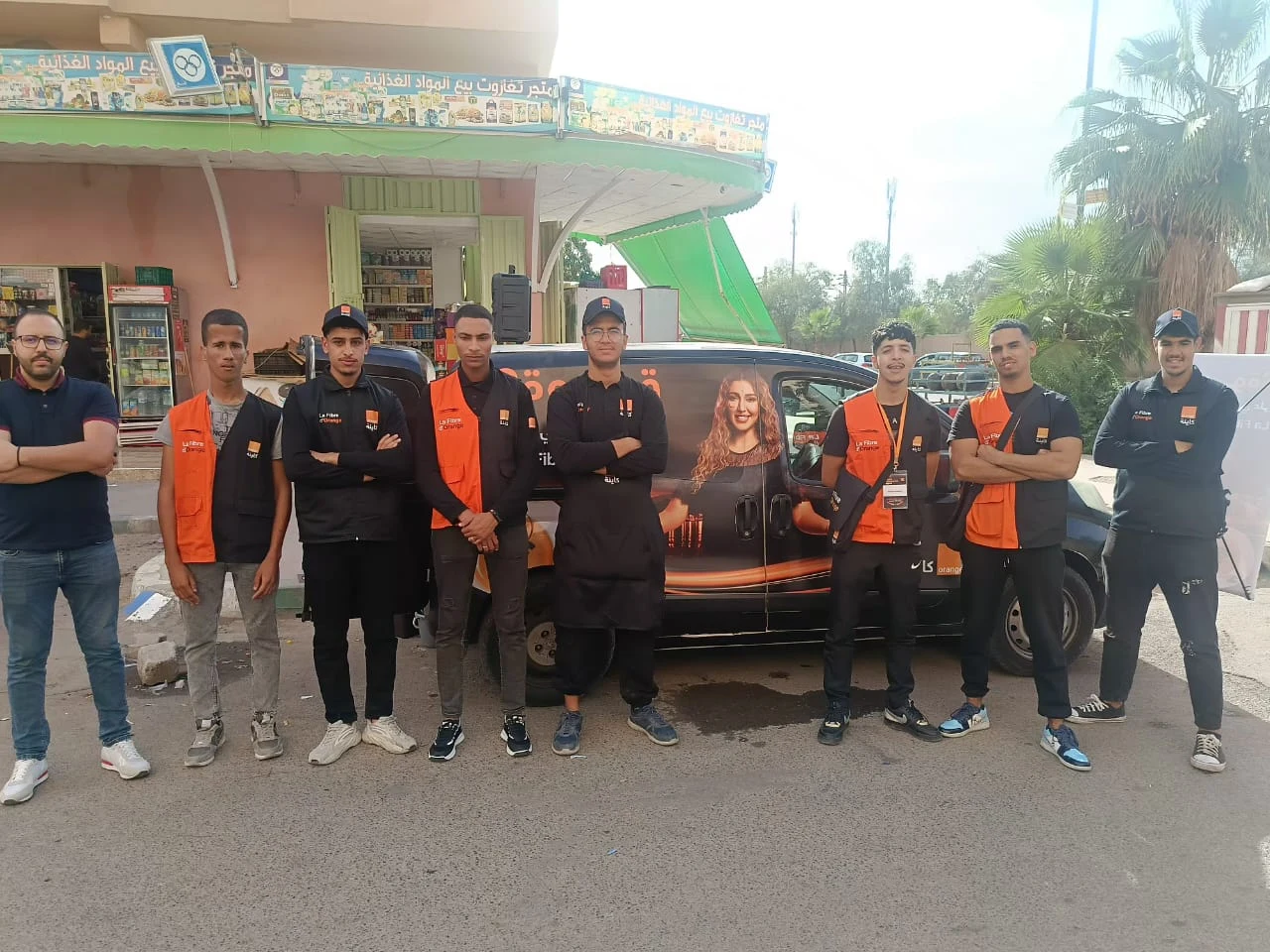 Équipe de la campagne Orange Maroc devant son véhicule d’activation