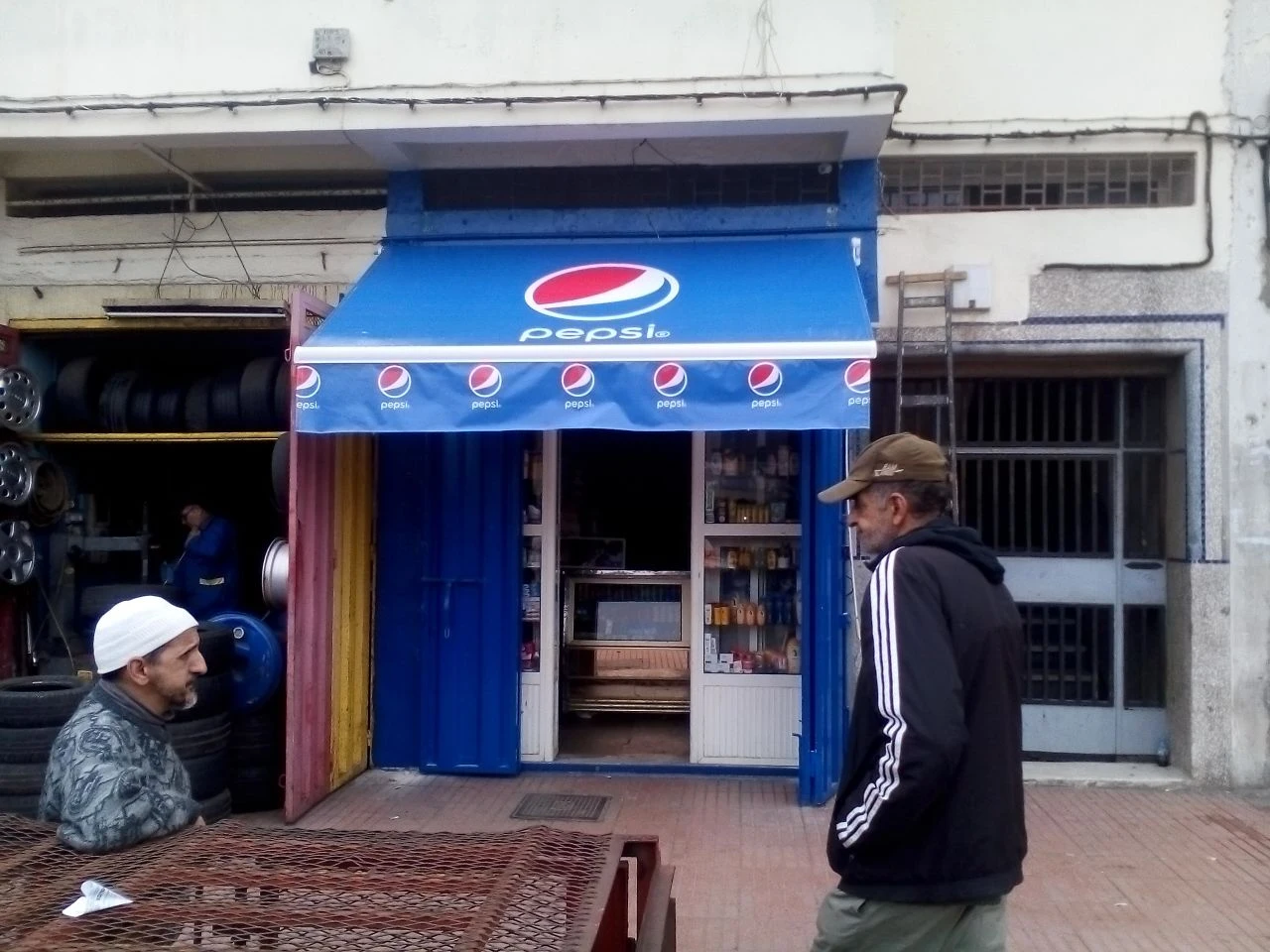 Façade d’un point de vente habillé aux couleurs Pepsi