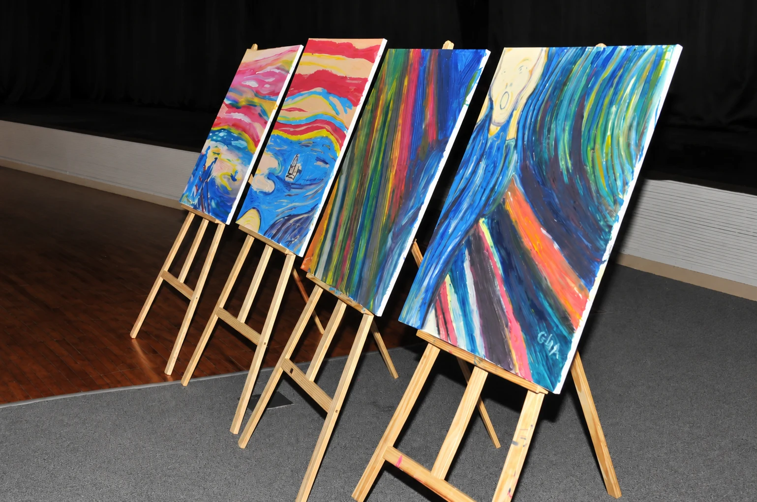 Peintures de l’atelier créatif du team building, sans personnes visibles