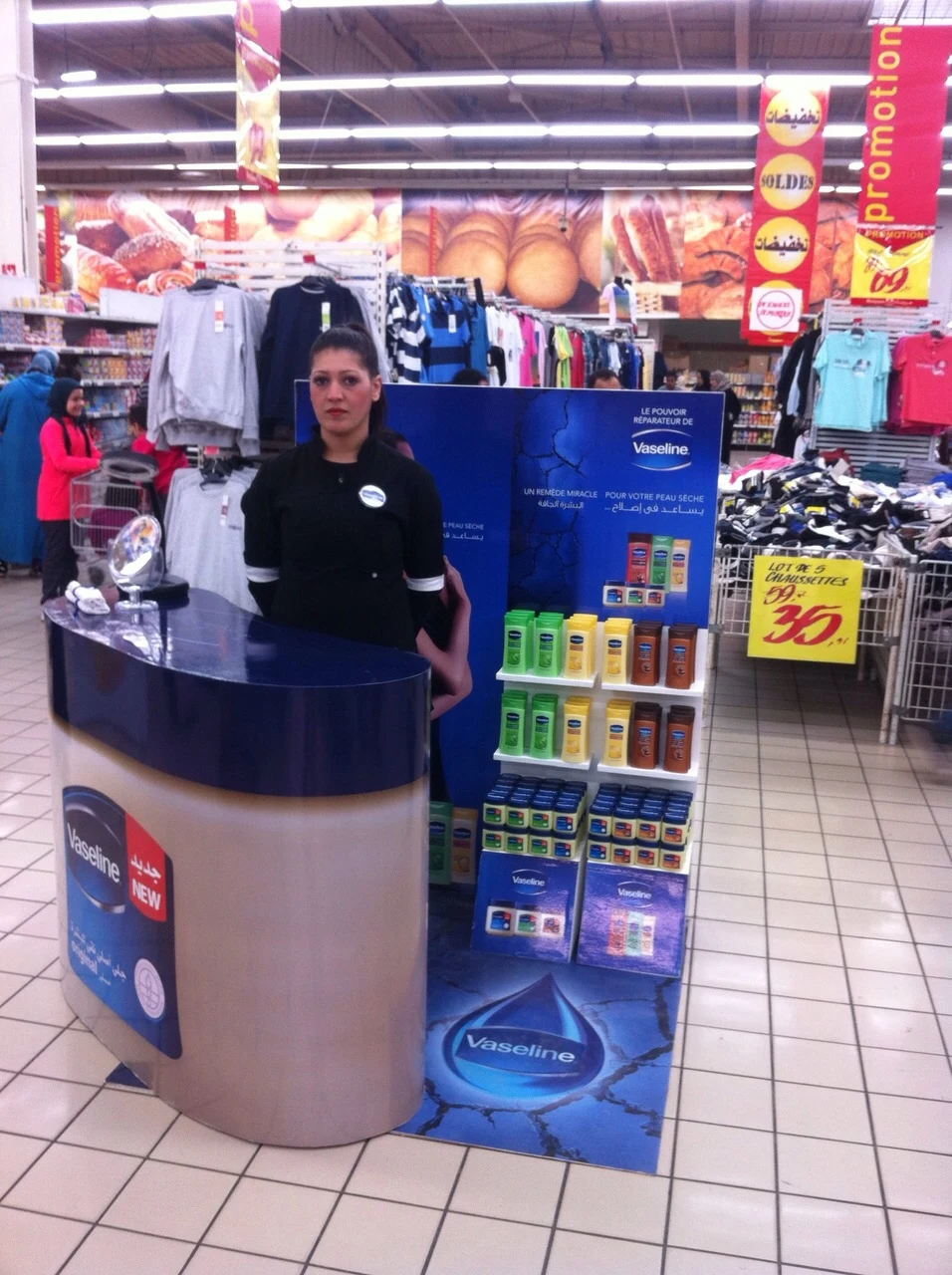 Stand Vaseline et équipe d’animation en grande surface